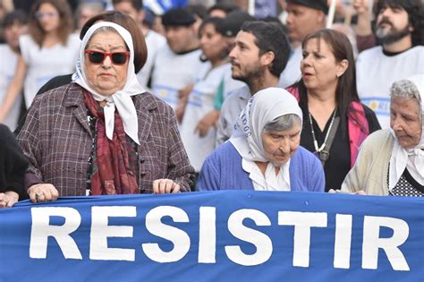 Asociación madres de plaza de mayo grupo presidido por hebe de bonafini. Hebe de Bonafini a Macri: "Te vas a caer solo hijo de p ...