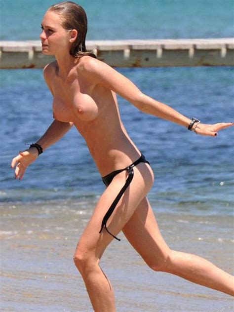 Katharina Damm Pillada En Topless En Saint Tropez La Biblioteta