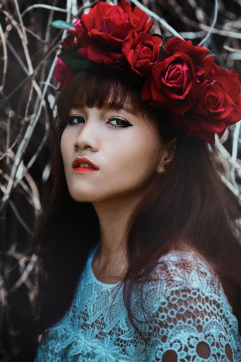 Gambar Gadis Wanita Rambut Bunga Potret Model Merah Warna