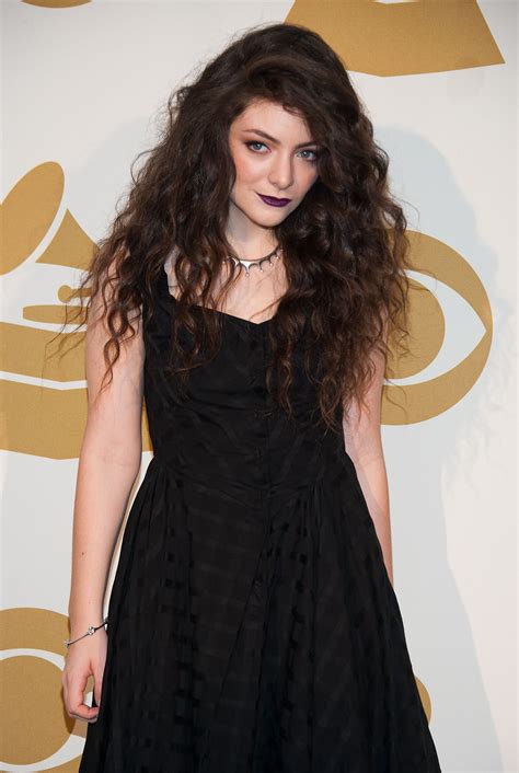 Lorde Posts Makeup Free Selfie That Shows She S Just As Gorgeous Sans