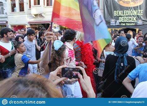 lgbt lesbienne vrolijk biseksueel transseksueeltrots maart in istiklal straat redactionele
