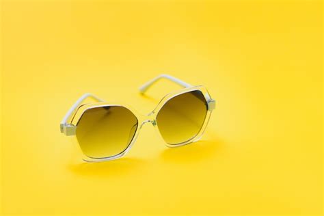 Gafas De Sol Amarillas Sobre Fondo Amarillo Foto Premium