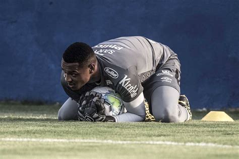 Matheus saldanha defende a equipe de o porto, de portugal, fez uma consulta sobre o goleiro john, do santos, nos últimos dias. Porto busca informações sobre John, goleiro do Santos ...