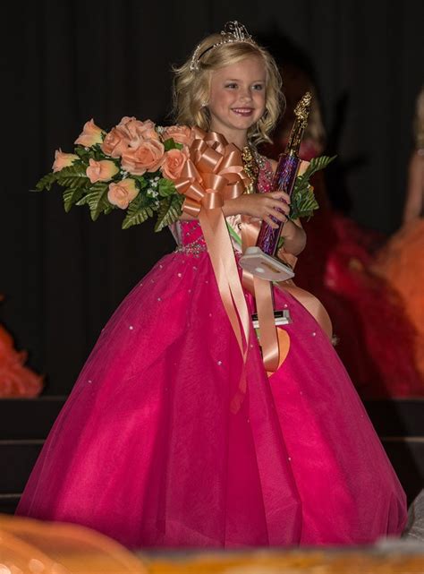 First New Peach Queen Crowned The Clanton Advertiser The Clanton