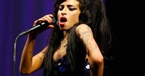 g1 backing vocal de amy winehouse lamenta a morte da cantora notícias em pop and arte