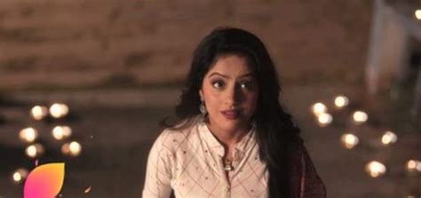 Sandhya is praying when she gets haunted by a ghost and is unable to complete. Kavach 2 Written Update 25th May 2019