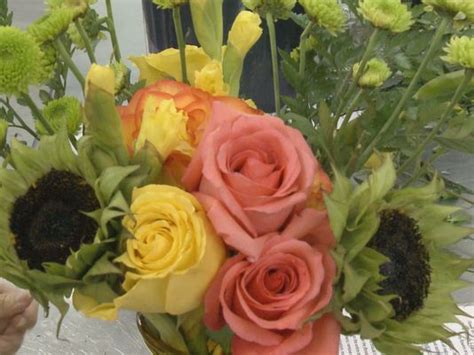 Along with a team of volunteers, larsen collects flowers from grocery stores, weddings, funerals and other the volunteers range from former florists to people with no experience. WBIR.com: Random Acts of Flowers Spreads Smiles Through ...