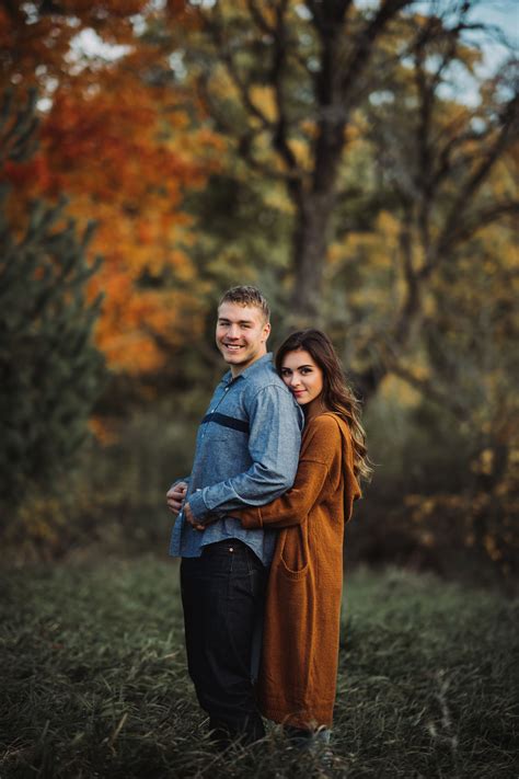 Fall Engagement Photos What To Wear Midwest Photography Colors Posing