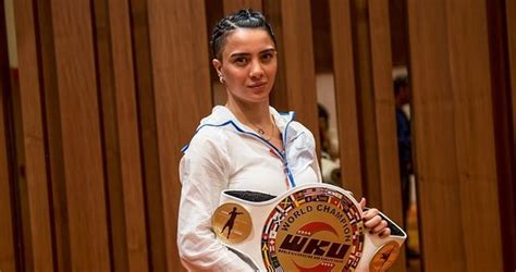 Hayatında sporun önemli bir yer tuttuğunu belirten sabriye şengül'ün en öne çıkan özelliği ise hırslı bir kimliğe sahip olması. Survivor Sabriye Şengül kimdir? - Sabriye Şengül kaç ...