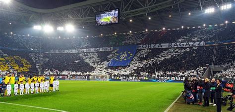 Il rosso e il bianco di firenze, il viola della fiorentina. La coreografia dello Juventus Stadium all'entrata in campo ...
