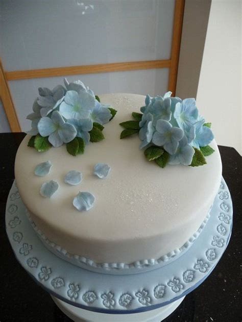 A perfectly baked moist cake is one of life's simple harvest chocolate bundt cake (how to decorate a bundt cake with buttercream flowers). Edible Hydranges | Sugar flowers cake, Hydrangea cake, Gum ...