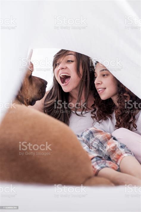 Ein Paar Lateinische Lesben Stehen Unter Der Decke Lächelnd Während Sie