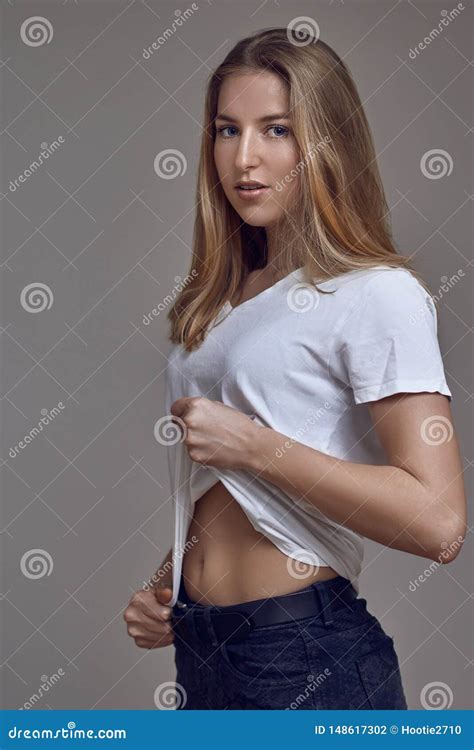 Attraktive Schlanke Sexy Junge Blonde Frau In Den Jeans Und In Einem Weien T Shirt Stockfoto