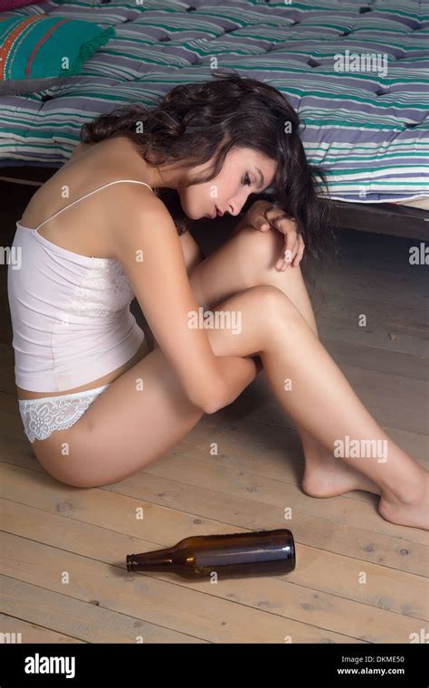 Young woman drunk on floor Banque de photographies et dimages à haute