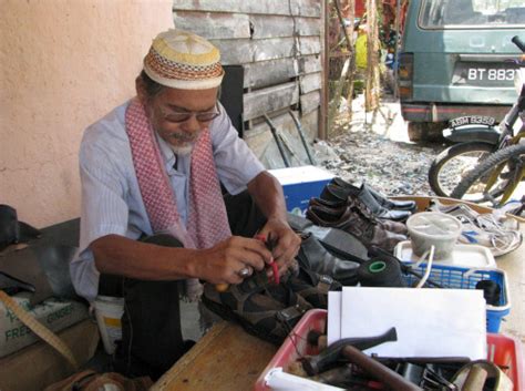 If you want to learn tukang kasut in english, you will find the translation here, along with other translations from malay to english. Kisah Tahanan Penjara Malaysia Dengan Rekod Paling Panjang ...