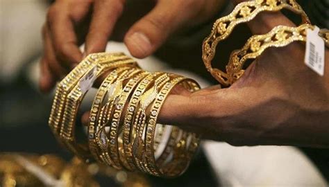 Gold Loses Shine Price Drops By Rs850 Per Tola In Line With Rupee