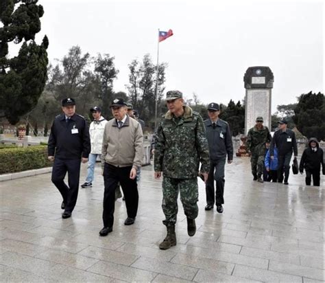 張哲平（1958年12月 － ），中華民國空軍 二級上將，桃園市人，籍貫湖南省 零陵縣，畢業於治平國中、武陵高中、空軍官校正63期，現任國防大學校長，曾任國防部副部長、空軍司令、空軍副司令、空軍作戰指揮部指揮官、空軍司令部政戰主任、空軍司令部副參謀長、空軍司令部計畫處長、空軍新竹. 軍友社李棟樑 赴金門慰勞官兵 - 軍事 - 中時