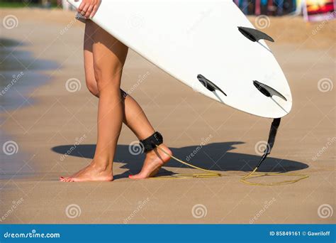 Jeune Belle Fille De Surfer Sur La Plage Avec Le Panneau De Ressac Au