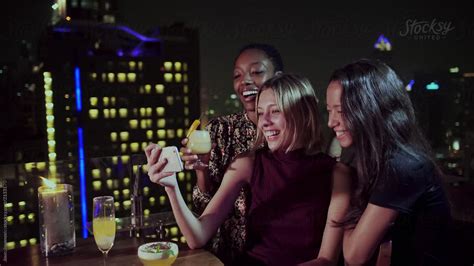 Girlfriends Having Fun And Taking A Selfie Del Colaborador De Stocksy Jovo Jovanovic Stocksy