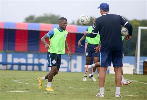 Jornal Correio Bahia Pode Ter Reforços Na Lateral E Meio Campo Na