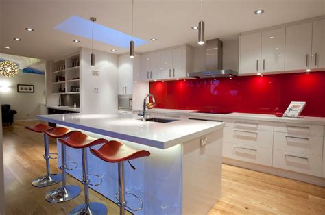 I know many of you suggested plexiglass/acrylic. Try the Trend: Solid Glass Backsplashes