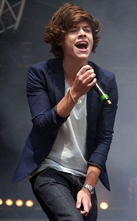 One Direction Heartthrob Harry Styles Heats Up The Stage One Direction Party One Direction