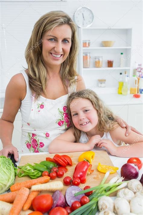 Madre E Hija De Pie A La Mesa 2023