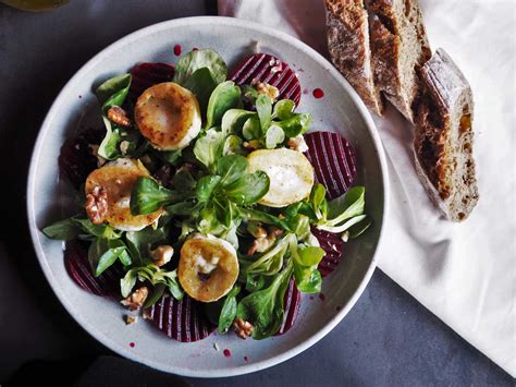 Herbstsalat mit Rote Bete und karamellisiertem Ziegenkäse