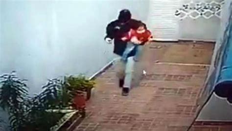 Video una pareja con un bebé entró a robar en una casa y golpeó a dos