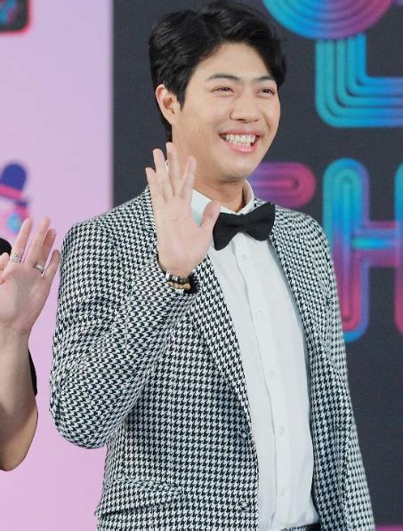 송영길(宋永吉, 1963년 3월 21일 ~ )은 대한민국의 변호사 출신 정치인이다. 서태훈 나이 프로필 개그맨 학력 인스타 키 복면가왕 근황