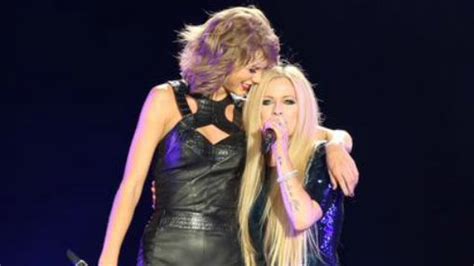 after a twitter feud taylor swift and avril lavigne perform complicated on 1989 world tour