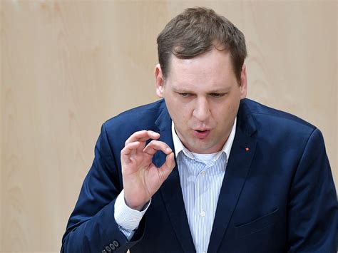 Martin ho, geboren in vietnam, aufgewachsen in wien, ist gerade erst 31 jahre alt geworden. Was ist los bei Kurz und Martin Ho? SPÖ-Kucher will ...