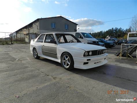 Look at the back fenders, they do not have any fitting rear bumpers. bmw e30 m3 replika body kit drift race Sławno | Coupe, E30, Zewnętrze