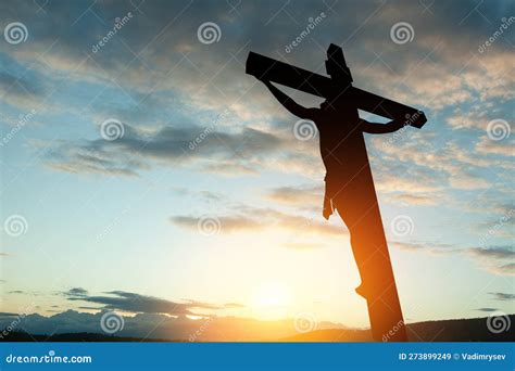 Silueta De La Crucificada Jesus Christ En La Cruz Al Fondo De La Puesta
