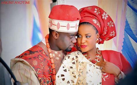 Couples Mariés En Tenue Traditionnelle Africaine