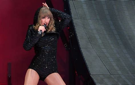 Watch Taylor Swift Get Stuck Mid Air During Philadelphia Concert