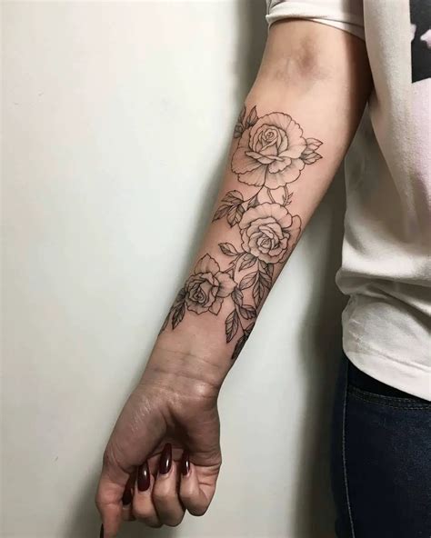 tatuajes de flores para mujeres en el antebrazo