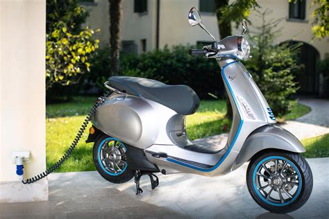 Well, the second option is of course perfect for people with no experiences at all in vespa driving or driving a scooter in any point of their #life.the. 2019 Vespa Elettrica Guide • Total Motorcycle