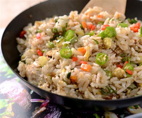 Terdapat banyak versi nasi goreng seperti nasi goreng biasa, nasi goreng paprik, dan lainya. Resipi Nasi Goreng Ayam - Resepi Bergambar