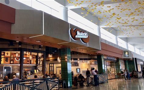 Location between gates 7 and 8. Dining Guide: Terminal 3 at Sky Harbor International ...