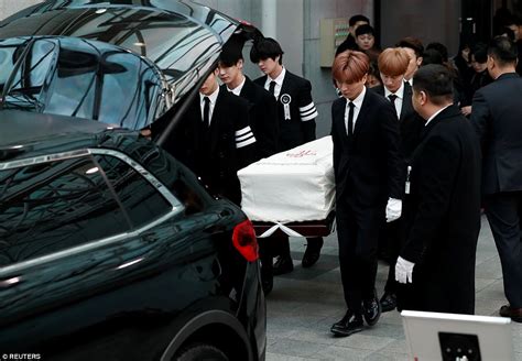 Kim Jong Hyuns Coffin Carried By His Shinee Bandmates Daily Mail Online
