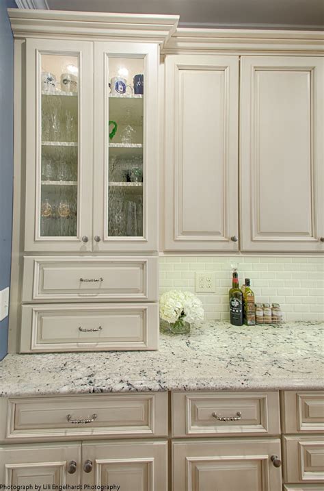 Brett allred of hq cabinets shows you how to apply a pinstripe glaze to your kitchen cabinets. Cream Colored Glazed Kitchen Cabinets 2020 - homeaccessgrant.com