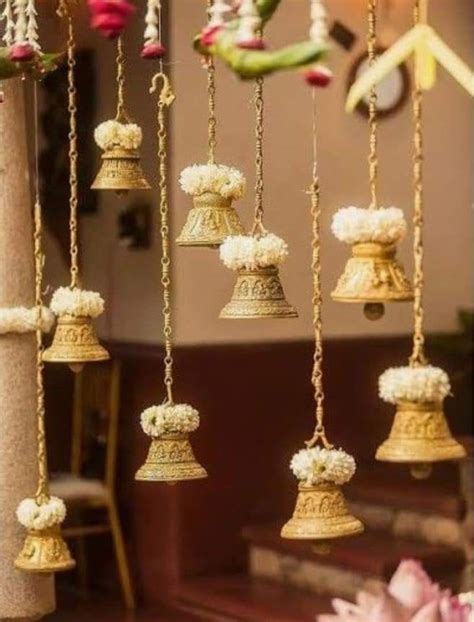 Diwali Decor सिर्फ कैंडल्स और दीए नहीं फूलों से यूं सजाएं घर