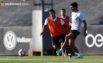 Последние твиты от valencia cf(@valenciacf). Valencia FC players training ahead of match with Nigerian ...