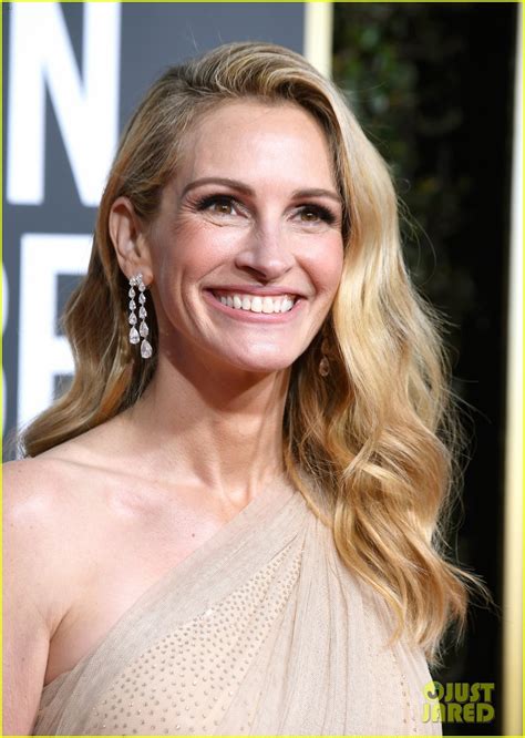 Julia Roberts Flashes Her Signature Smile At Golden Globes 2019 Photo