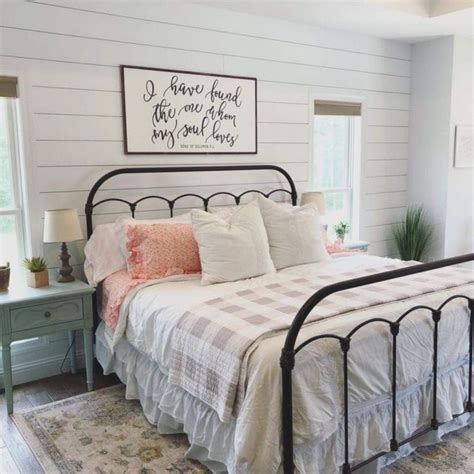 30 Elegant Farmhouse Decor Ideas For Bedroom Trendecors