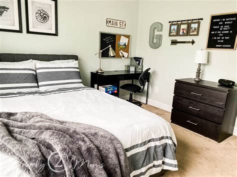 This would be the perfect bedroom for a teenage girl. Simple Ideas for a Teen Boy Bedroom Wall Decor | Simply2moms