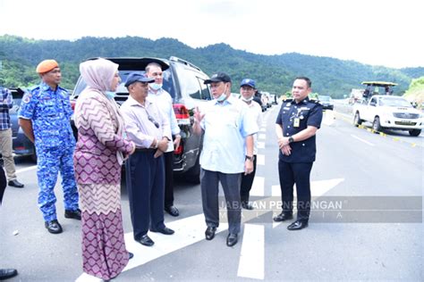 Mereka mendirikan papan tanda bertulis 'kedutaan as' dalam bahasa hebrew, arab dan inggeris sekitar lokasi, kini bangunan konsular as, di bersaiz lebih kecil, ia pada awalnya akan mengandungi ruang kerja konsular sementara menantikan perancangan dan pembinaan kedutaan, projek jangka. Banyakkan papan tanda di laluan Lebuhraya Pan Borneo ...