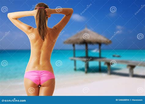 Kobieta Toples Na Pięknej Plaży Z Jetty Zdjęcie Stock Obraz złożonej