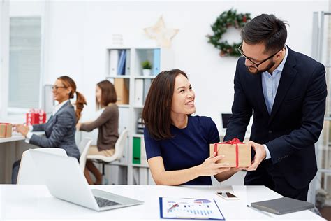 Here are the most festive gift ideas that are full of holiday cheer. Gifts for Employees: Top 25 Employee Appreciation Gift ...